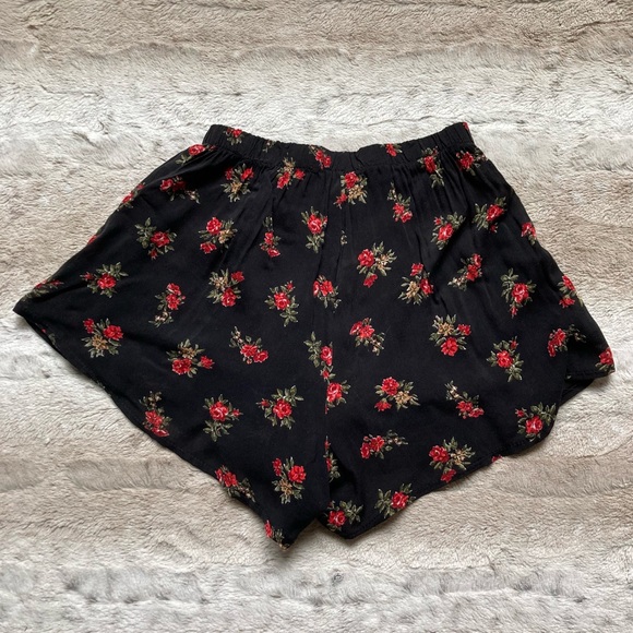 Brandy Melville Rose Floral Remi Shorts - Picture 3 of 6